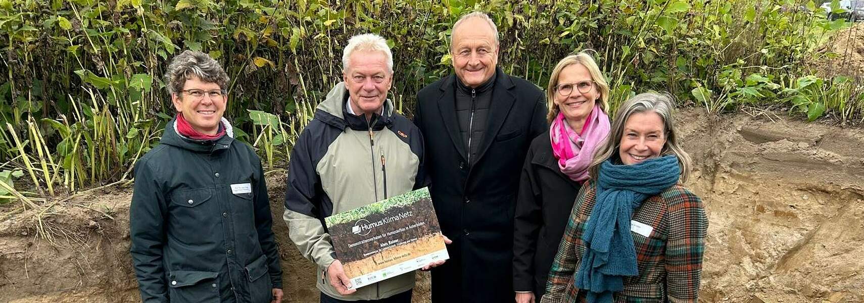 Bundeslandwirtschaftsminister Alois Rainer zu Besuch auf HumusKlimaNetz-Demonstrationsbetrieb in Groß Machnow (Brandenburg) Bundeslandwirtschaftsminister Alois Rainer zu Besuch auf HumusKlimaNetz-Demonstrationsbetrieb in Groß Machnow (Brandenburg)