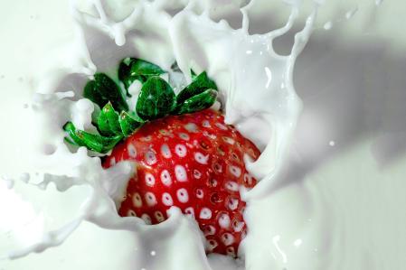 Erdbeere platscht in Milch