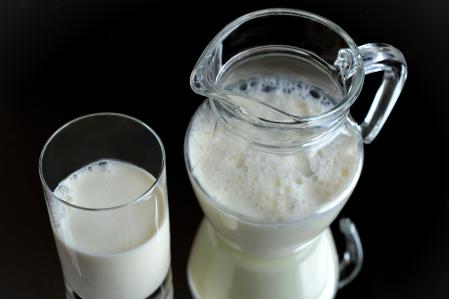 Milchkanne und Milchglas