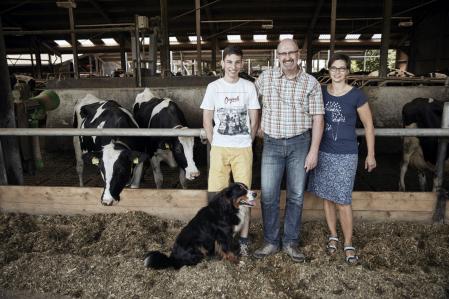 Familie, Landwirte in ihrem Kuhstall