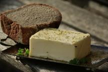 Butter mit Brot auf einem Tablett auf einem Holztisch