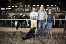 Familie, Landwirte in ihrem Kuhstall