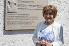 Gerda Spulak, Tochter von Edmund Rehwinkel, bei der Enthüllung der Gedenkplatte