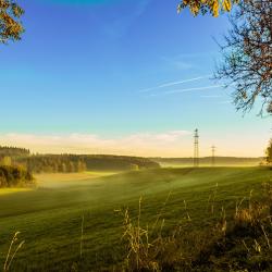 Sonnenaufgang über Feldern