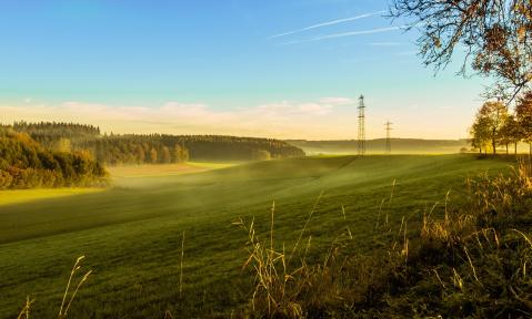 Sonnenaufgang über Feldern