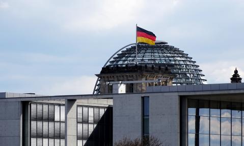 Kanzleramt mit Reichstagskuppel im Hintergrund