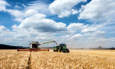 combine-harvester-8168414 pixabay_Wolfgang-1958