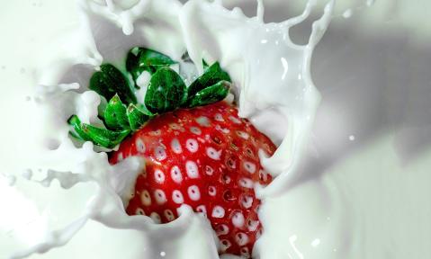 Erdbeere platscht in Milch