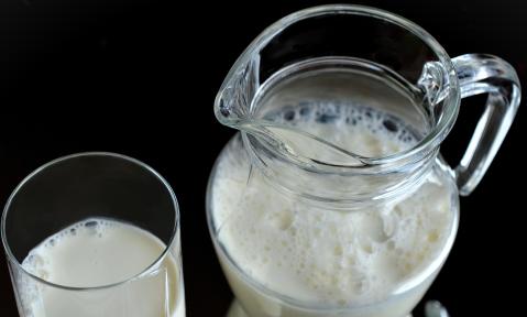 Milchkanne und Milchglas