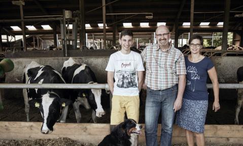 Familie, Landwirte in ihrem Kuhstall