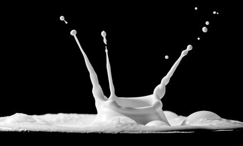 Milchfontäne und Tropfen