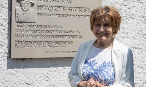 Gerda Spulak, Tochter von Edmund Rehwinkel, bei der Enthüllung der Gedenkplatte