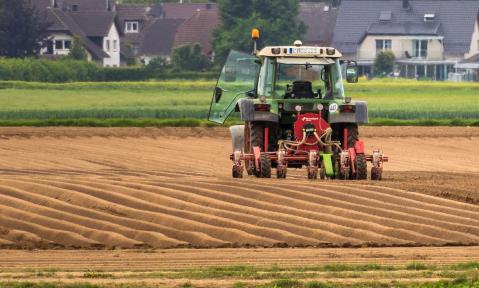 tractor-5218978_1920_pixabay_Thomas_B._schn.jpg