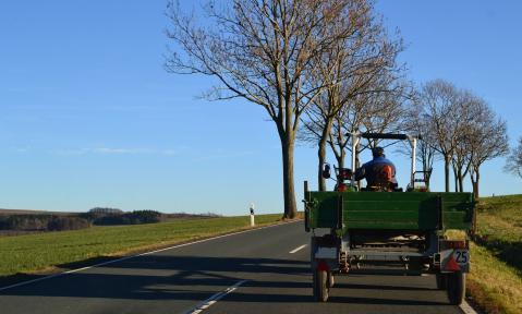 tractor-235355_1920_pixabay_NadinLisa_kfz_unkenntlich.jpg