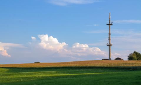 transmission-tower-4021837_c_IndiraFoto_pixabay.jpg