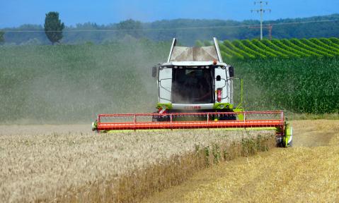 combine-harvester-6478500_1920_pixabay_Matthias_Boeckel.jpg