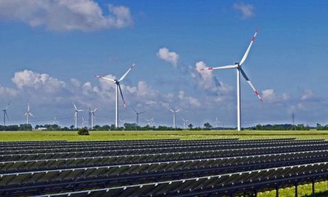 solarpark-1288842_1920_pixabay-Erich_Westendarp.jpg