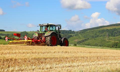 tractor-4277810_1920_pixabay_HarryStueber_Nummernschild_unkenntlich.jpg