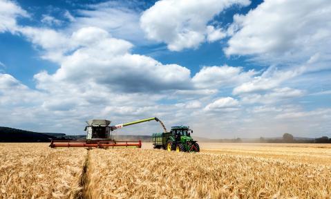 combine-harvester-8168414_pixabay_Wolfgang-1958_kl.jpg