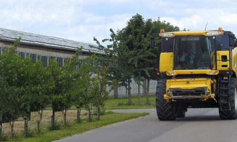 combine-harvester-1497356_pixabay_hansbenn_inhaltsbasiert_gefuellt_kl.jpg