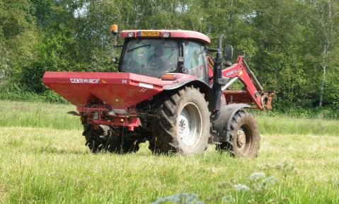 elsemargriet-fertilizer-spreader-7204690_pixabay.jpg
