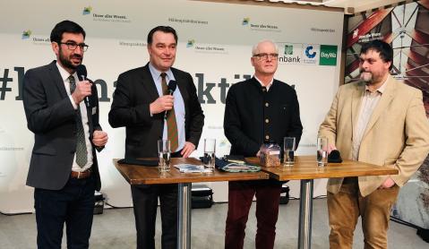 Auf der Bühne des Erlebnisbauernhofes diskutierten unter Moderation von Gerald Dohme, Stellvertretender Generalsekretär des Deutschen Bauernverbandes, Franz Thoma, Geschäftsführer des Deutschen Forstwirtschaftsrates, Alain Paul, Geschäftsführer und Vorstandssprecher des Verbandes Deutscher Forstbaumschulen, und Dr. Joachim Rock vom Institut für Waldökosysteme des Johann Heinrich von Thünen-Instituts.