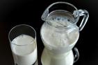 Milchkanne und Milchglas