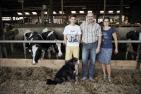 Familie, Landwirte in ihrem Kuhstall