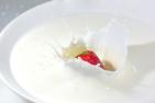 Erdbeere platscht in Milch